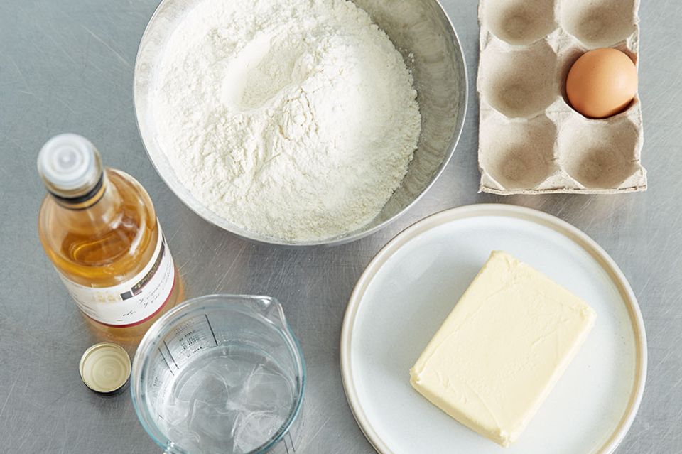 Mit wenigen Zutaten können Sie einen einfachen Pie-Teig zubereiten