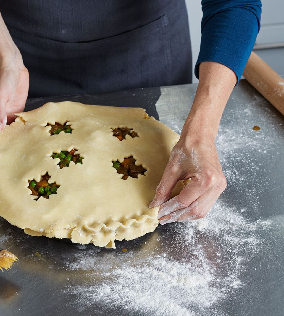 Durch die Löcher kann der Dampf beim Backen entweichen Durch die Löcher kann der Dampf beim Backen entweichen