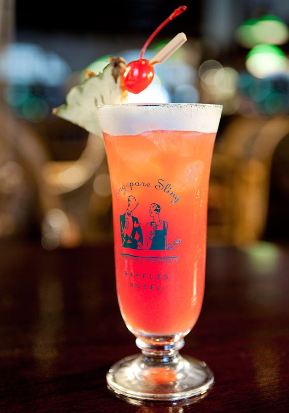 Singapore Sling wie er heute in der Long Bar des Raffles Hotels in Singapur serviert wird Singapore Sling wie er heute in der Long Bar des Raffles Hotels in Singapur serviert wird