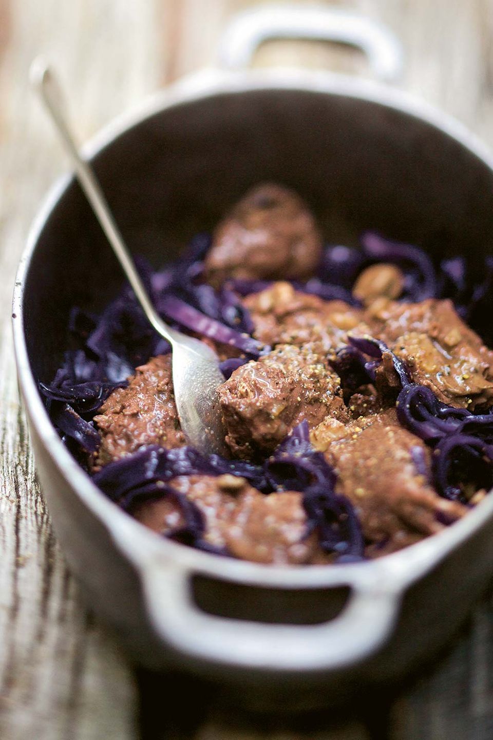Da liegt der Hase im Pfeffer begraben. Umgeben von Rotkohl. Da liegt der Hase im Pfeffer begraben. Umgeben von Rotkohl.