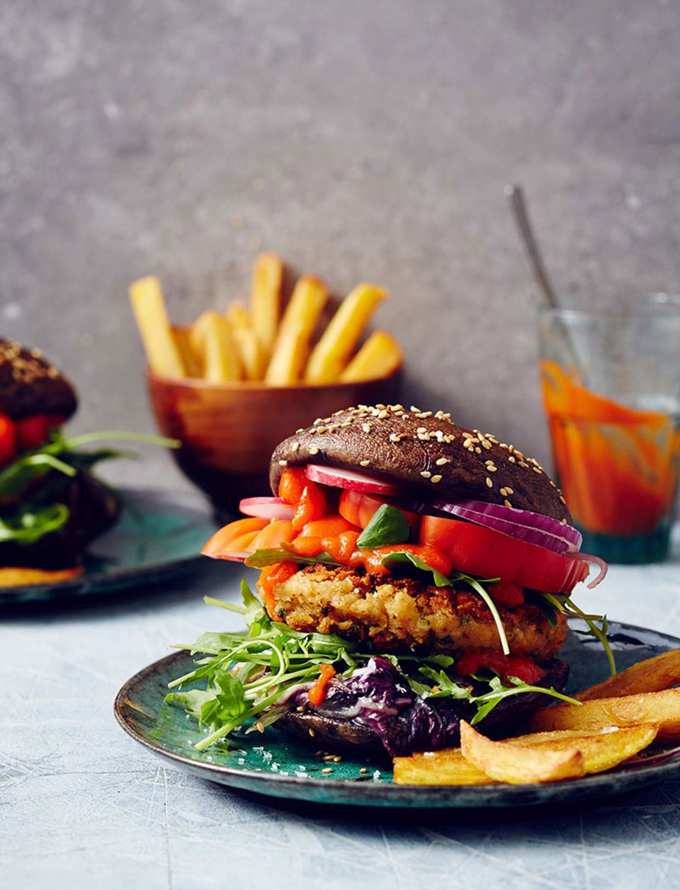 Veganer Portobello-Burger mit Linsenfrikadelle Veganer Portobello-Burger mit Linsenfrikadelle