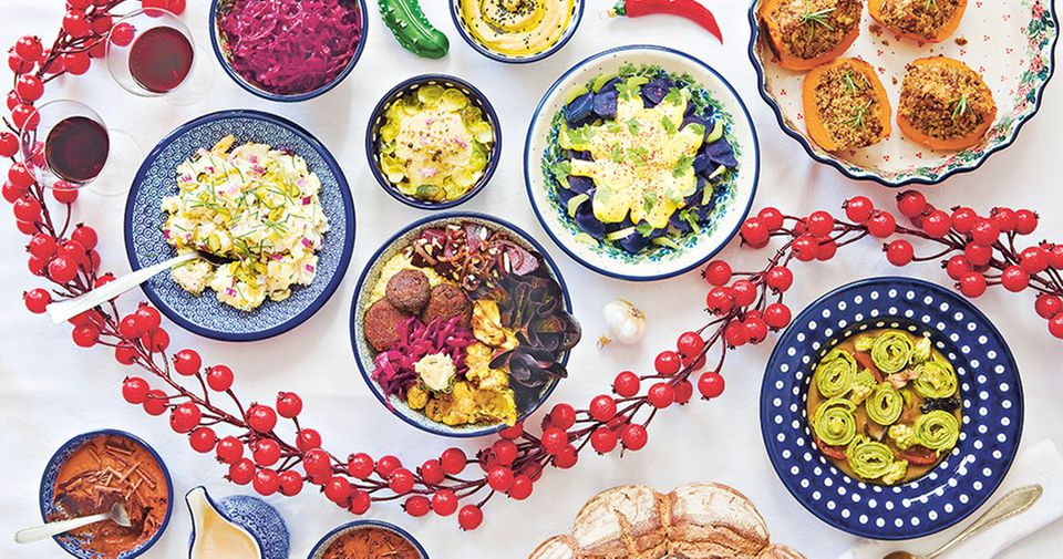 Ein veganes Weihnachtsmenü mit Hummus, Miso-Pilzsuppe, Kartoffelsalat, Hokkaido-Kürbis und Bratapfelsmoothie Ein veganes Weihnachtsmenü mit Hummus, Miso-Pilzsuppe, Kartoffelsalat, Hokkaido-Kürbis und Bratapfelsmoothie