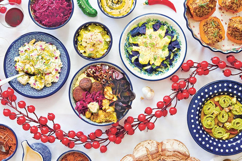Ein veganes Weihnachtsmenü mit Hummus, Miso-Pilzsuppe, Kartoffelsalat, Hokkaido-Kürbis und Bratapfelsmoothie Ein veganes Weihnachtsmenü mit Hummus, Miso-Pilzsuppe, Kartoffelsalat, Hokkaido-Kürbis und Bratapfelsmoothie