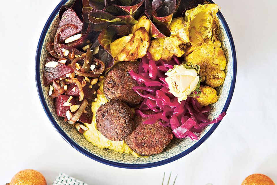 Die Christmasbowl ist eine bunte Mischung aus Zutaten wie Blumenkohl, Hummus, Rote-Bete-Salat und Bohnen-Talern