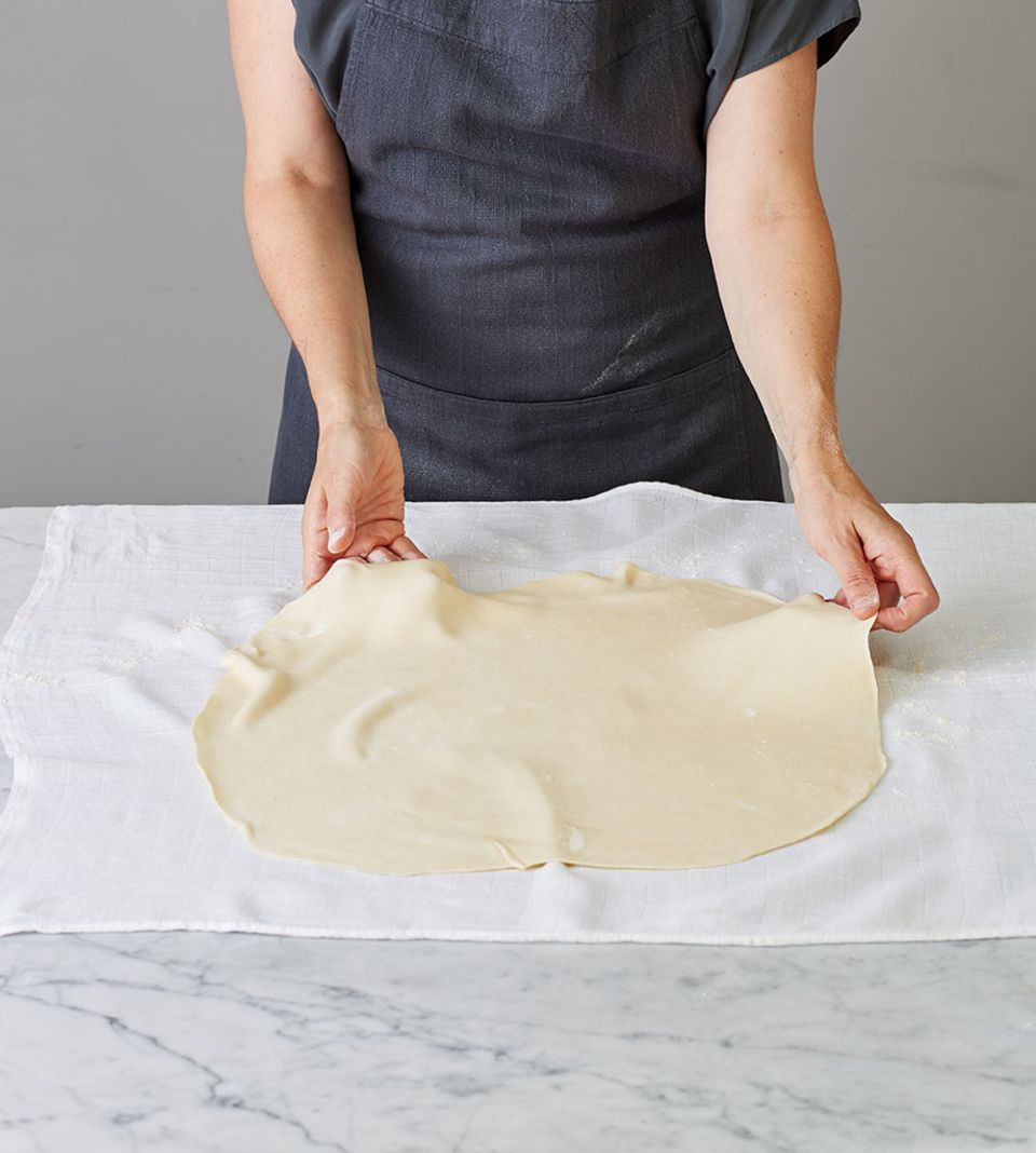 Strudelteig auf einem Tuch ausbreiten Strudelteig auf einem Tuch ausbreiten