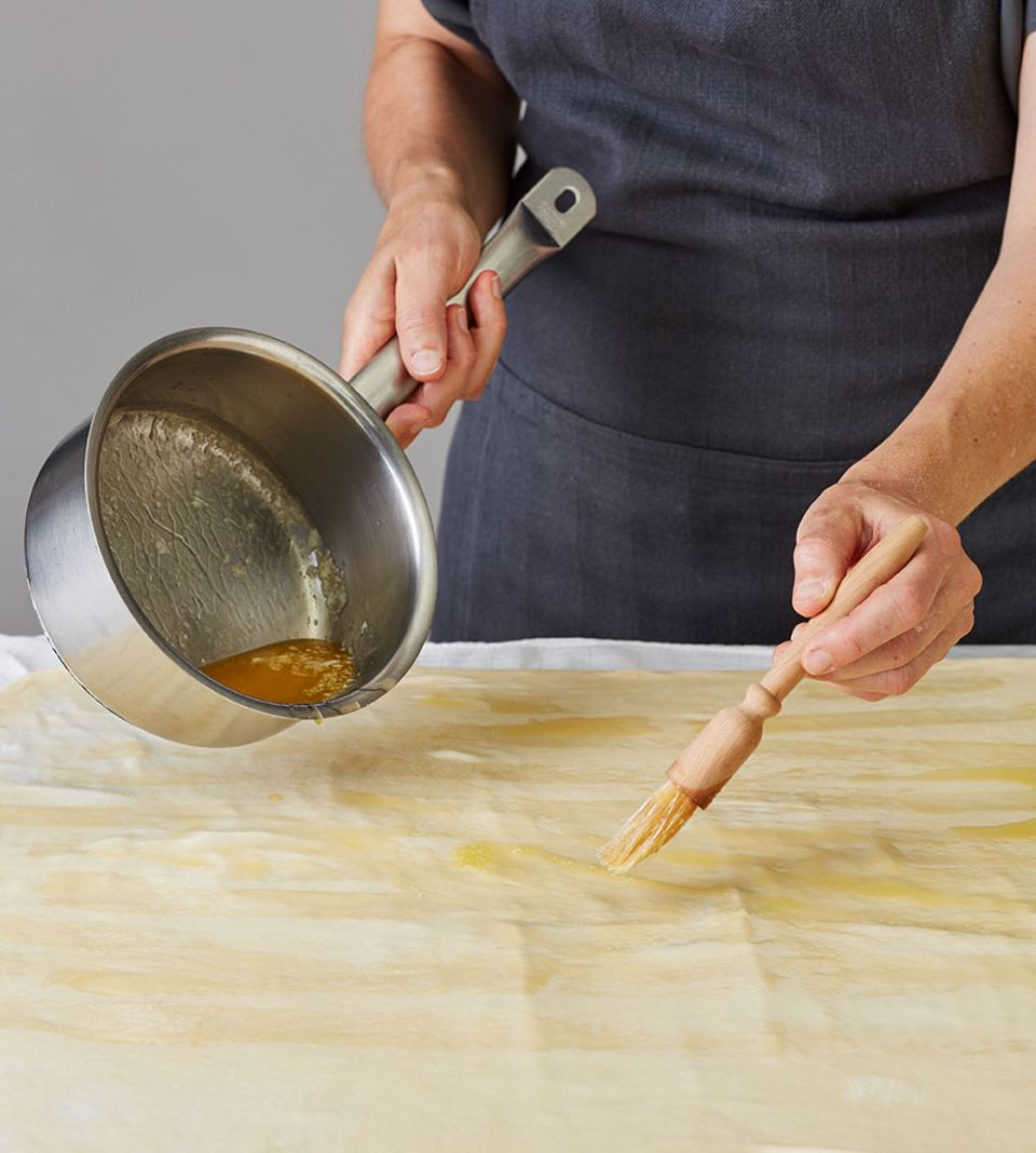 Durch die Butter bleibt der Teig geschmeidig und schmeckt später noch besser Durch die Butter bleibt der Teig geschmeidig und schmeckt später noch besser