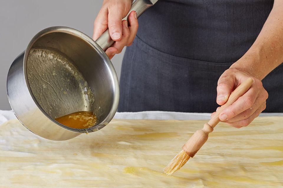Durch die Butter bleibt der Teig geschmeidig und schmeckt später noch besser