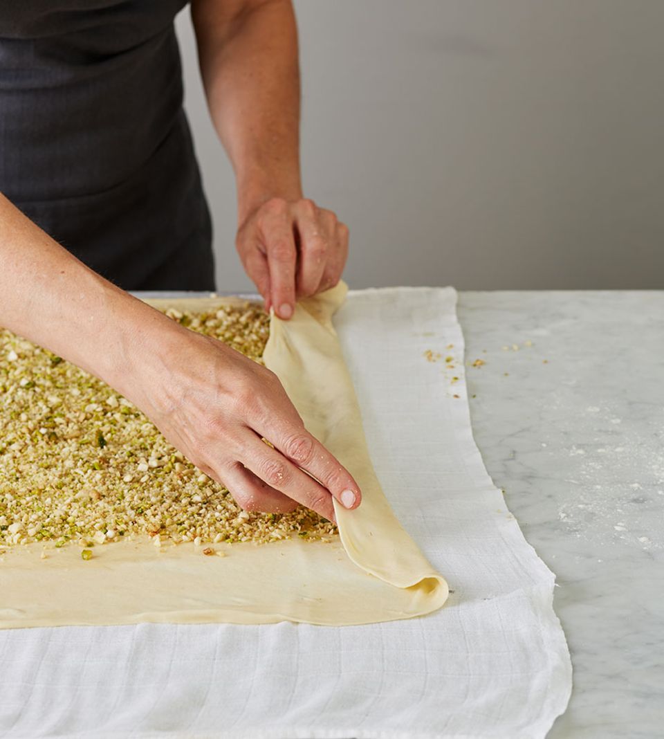Das Falten der schmalen Seiten verhindert, dass beim Backen Flüssigkeit austritt Das Falten der schmalen Seiten verhindert, dass beim Backen Flüssigkeit austritt