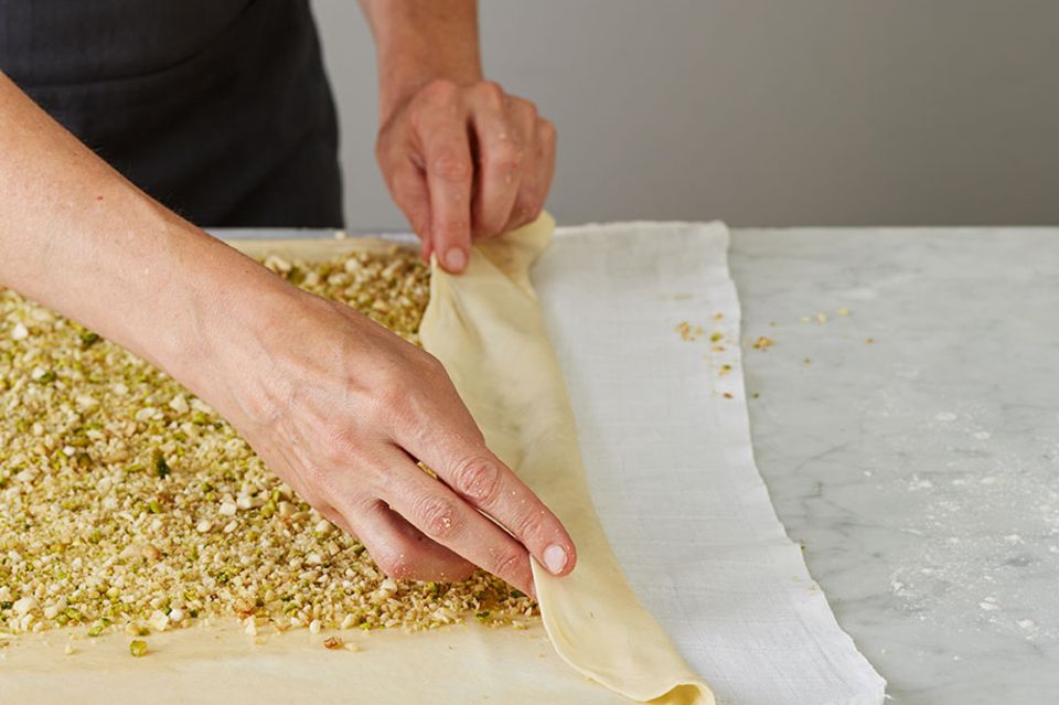 Das Falten der schmalen Seiten verhindert, dass beim Backen Flüssigkeit austritt Das Falten der schmalen Seiten verhindert, dass beim Backen Flüssigkeit austritt