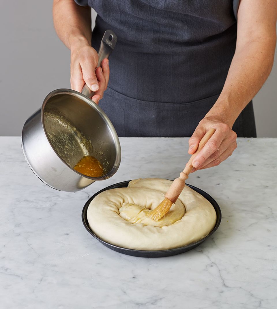 Durch die Butter wird der Teig außen besonders knusprig Durch die Butter wird der Teig außen besonders knusprig