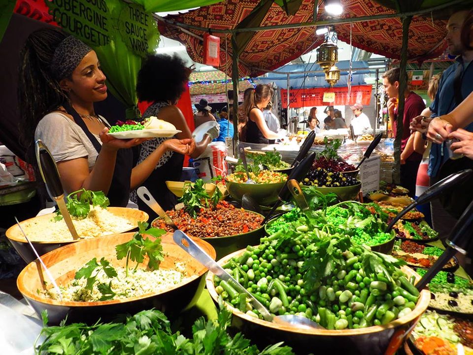 Im Trubel des Brick Lane Market findet man authentisches Street Food aus aller Welt. Im Trubel des Brick Lane Market findet man authentisches Street Food aus aller Welt.