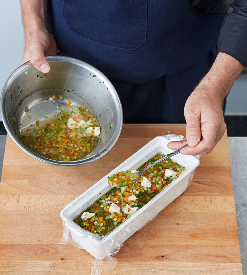 Zwischendurch die Terrine im Kühlschrank leicht anstocken lassen Zwischendurch die Terrine im Kühlschrank leicht anstocken lassen