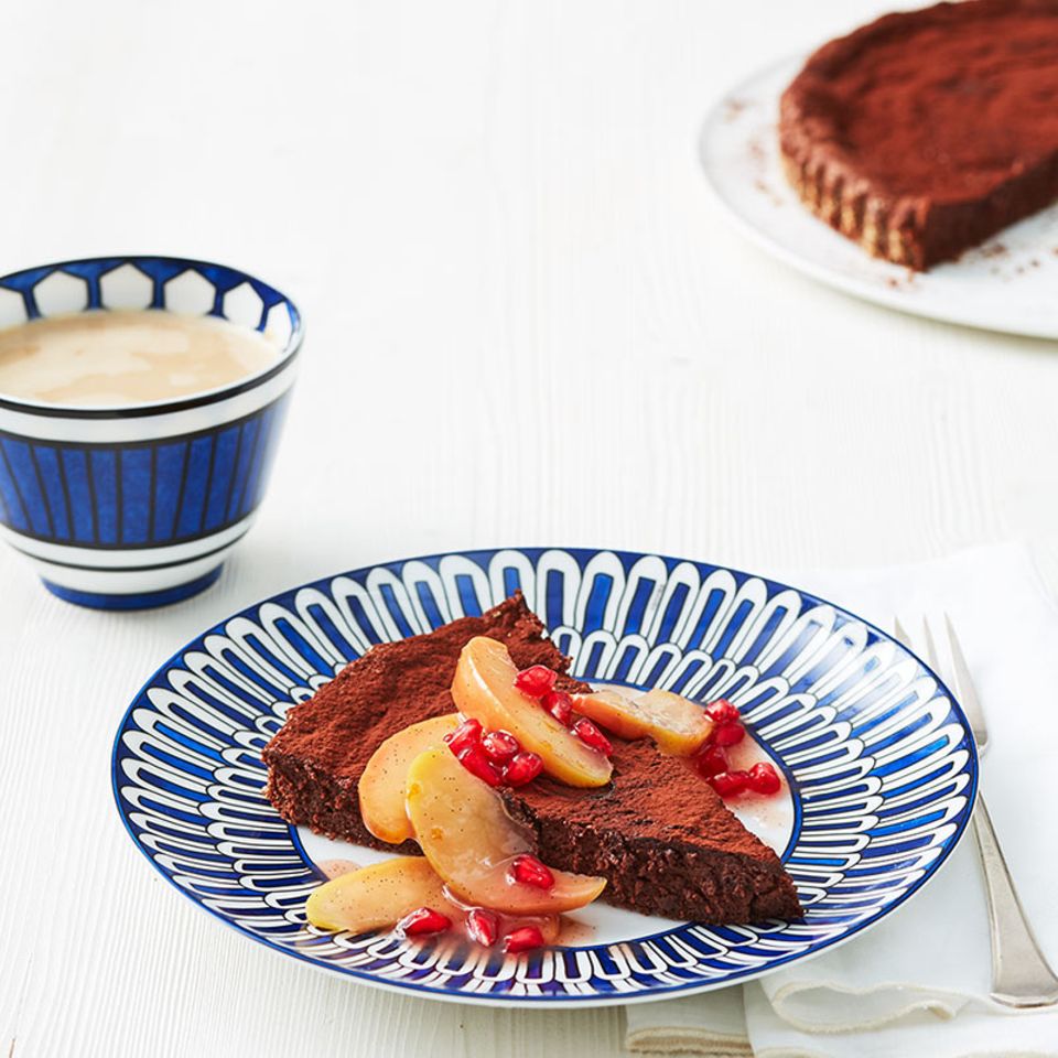 Das süß-saure Kompott umschmeichelt den herb-schokoladigen Kuchen - ein Traum!
