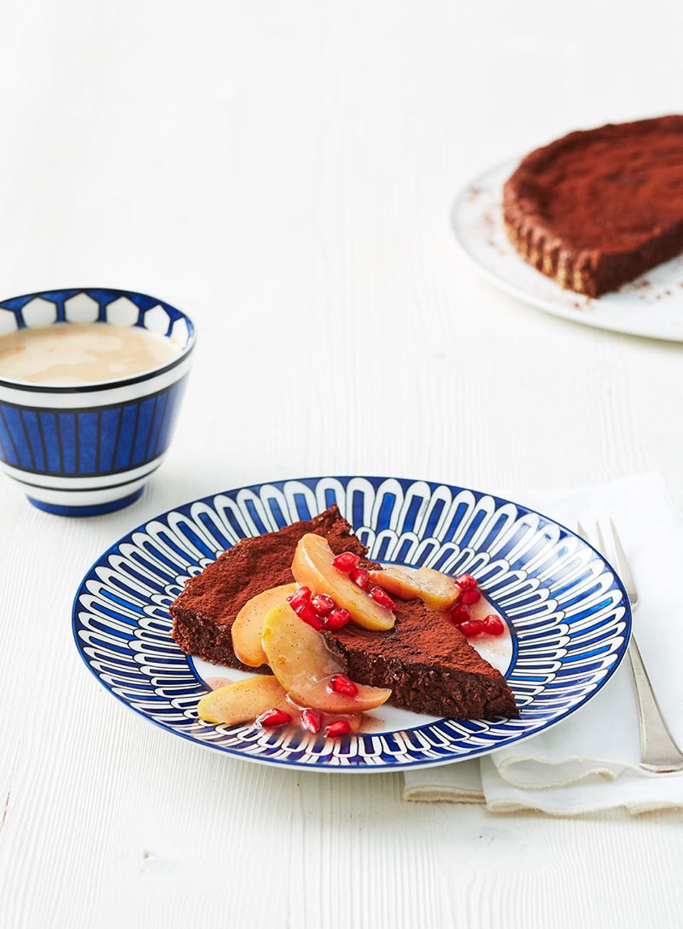 Das süß-saure Kompott umschmeichelt den herb-schokoladigen Kuchen - ein Traum! Das süß-saure Kompott umschmeichelt den herb-schokoladigen Kuchen - ein Traum!
