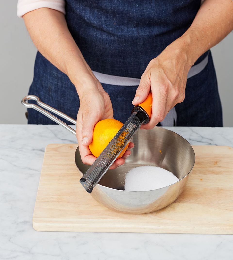 Die Bio-Orange fein abreiben Die Bio-Orange fein abreiben
