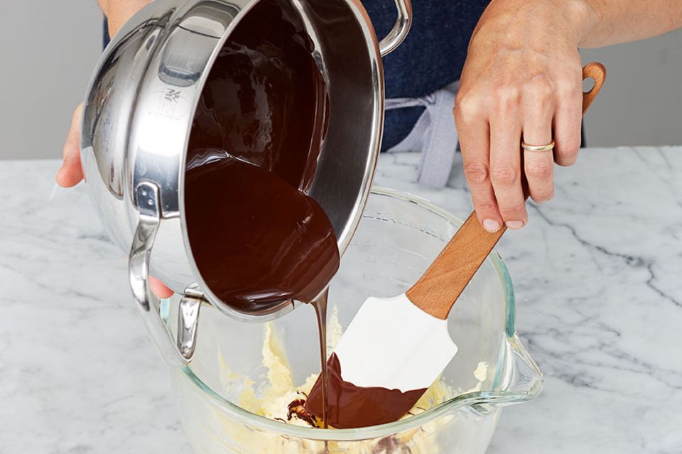 Flüssige Schokolade langsam unter den Teig rühren