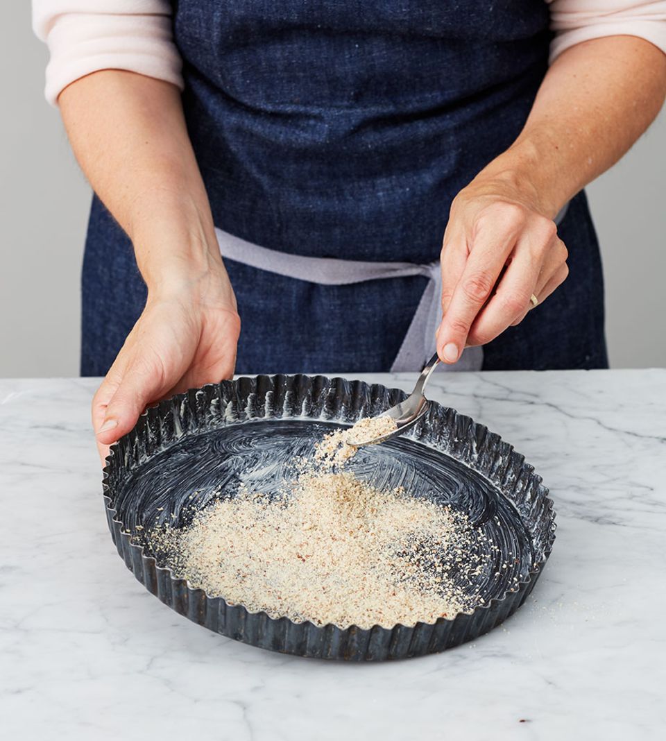 Tarteform großzügig mit gemahlenen Mandeln ausstreuen Tarteform großzügig mit gemahlenen Mandeln ausstreuen