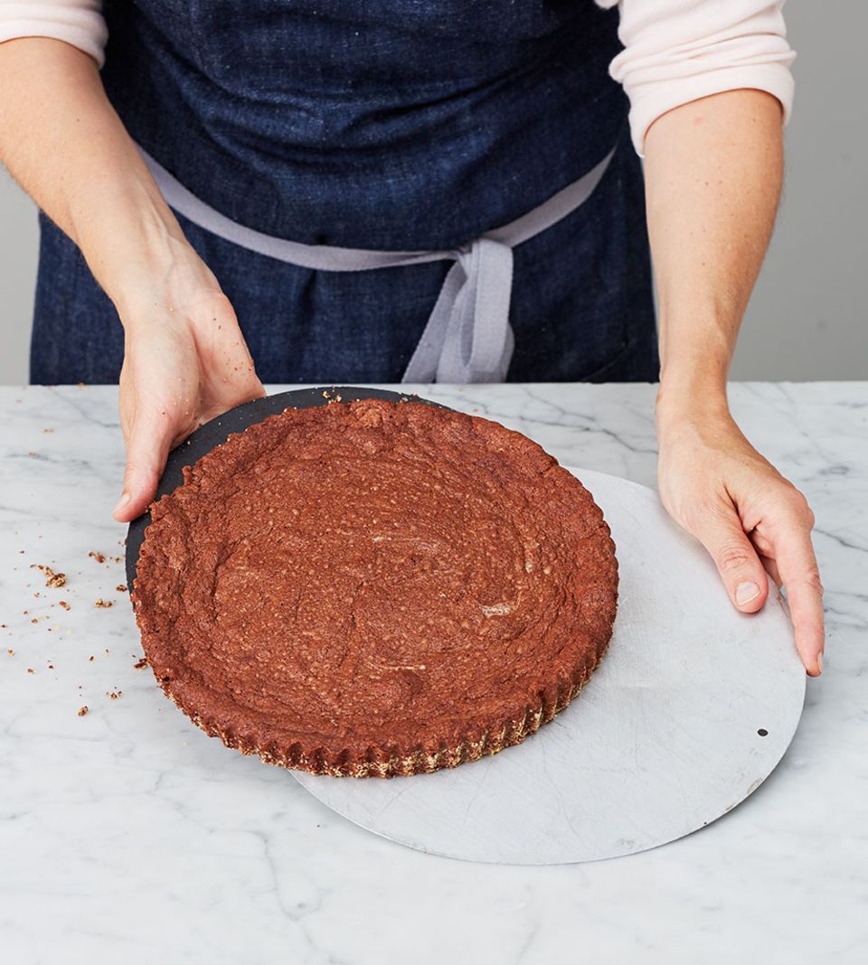 Der Kuchenretter hilft, den Kuchen unbeschadet auf die Kuchenplatte zu ziehen Der Kuchenretter hilft, den Kuchen unbeschadet auf die Kuchenplatte zu ziehen