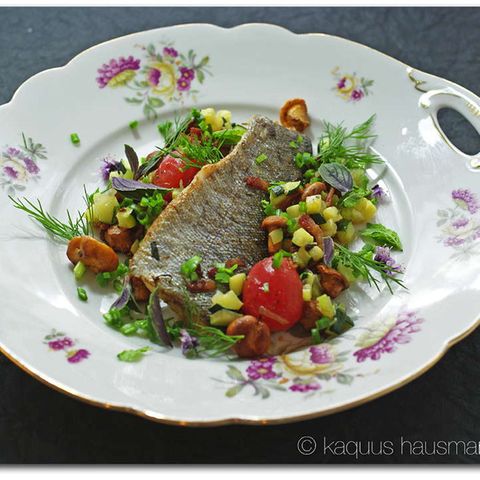 Pfifferling-Zucchini-Gemüse mit gebratener Forelle