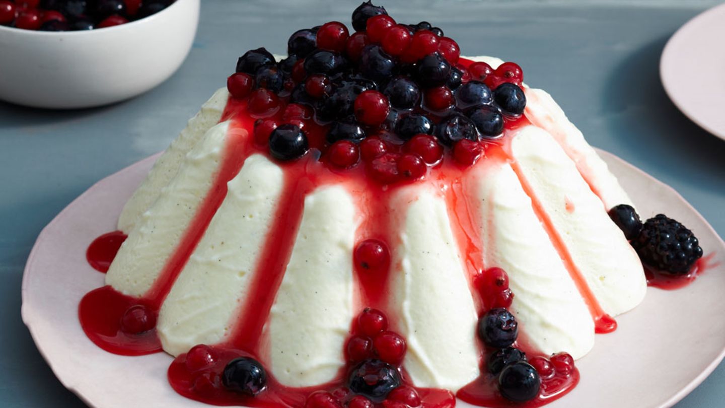 Bayerische Creme mit Buttermilch und Beeren Rezept - [ESSEN UND TRINKEN]