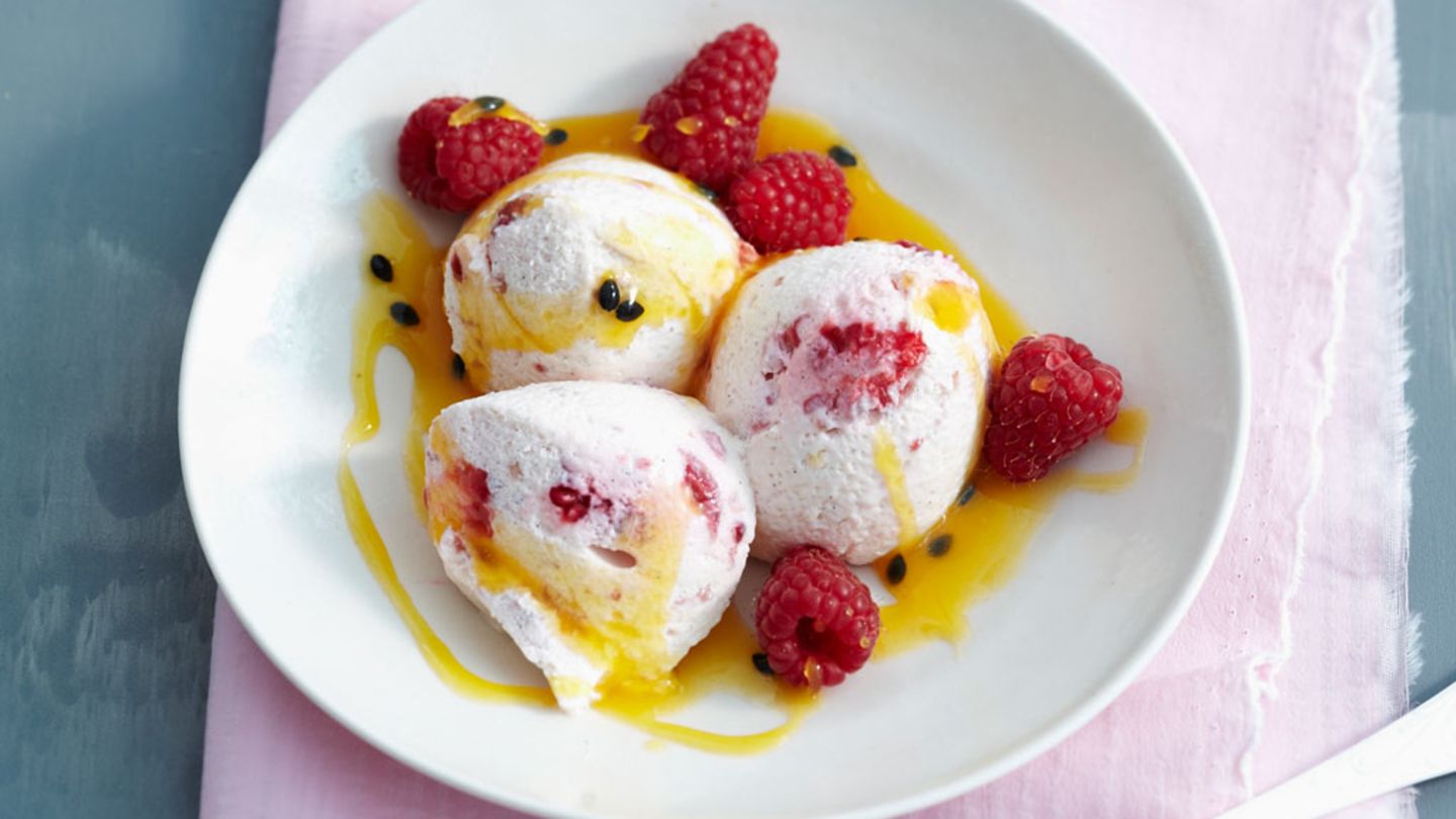 Crème-fraîche-Mousse mit Himbeeren Rezept