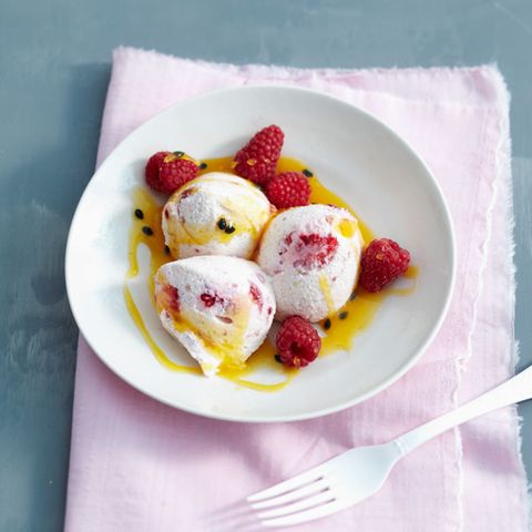 Crème-fraîche-Mousse mit Himbeeren