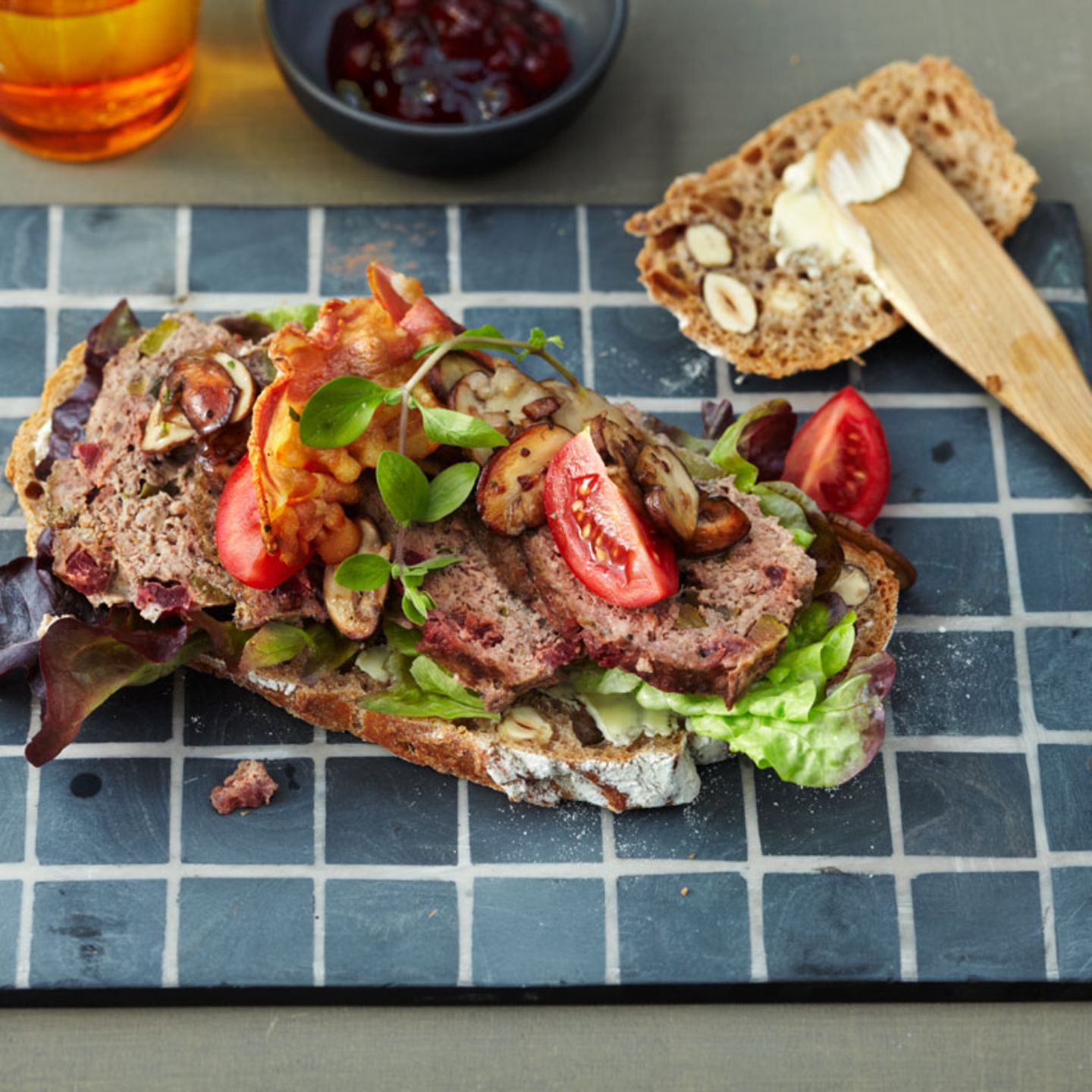 Smørbrød mit Hirsch-Bauernterrine