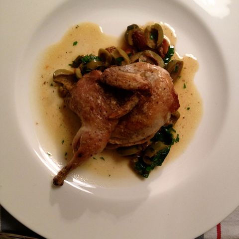 Wachteln mit Oliven und Rosinen