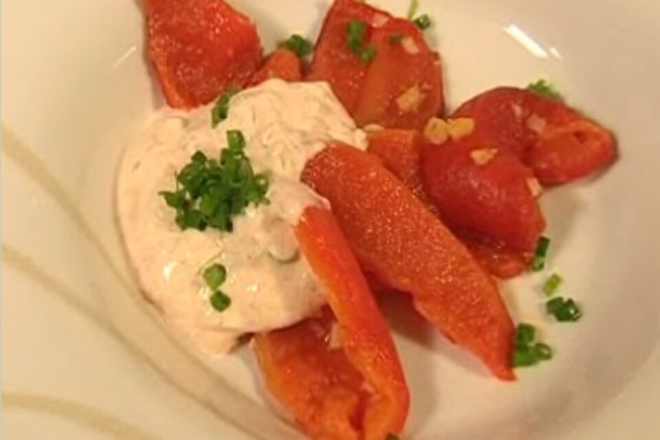 Warme marinierte Paprikaschoten mit Joghurt-Walnuss-Sauce Warme marinierte Paprikaschoten mit Joghurt-Walnuss-Sauce