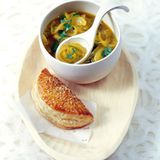 Grüne Zwiebelsuppe mit Blätterteigtaschen