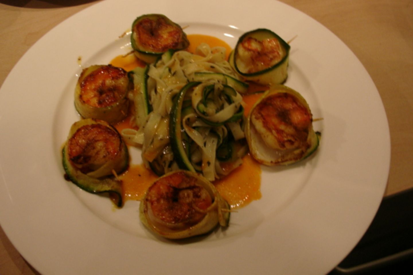 Garnelen Mit Zucchinitagliatelle Und Hummersauce Rezept Essen Und Trinken