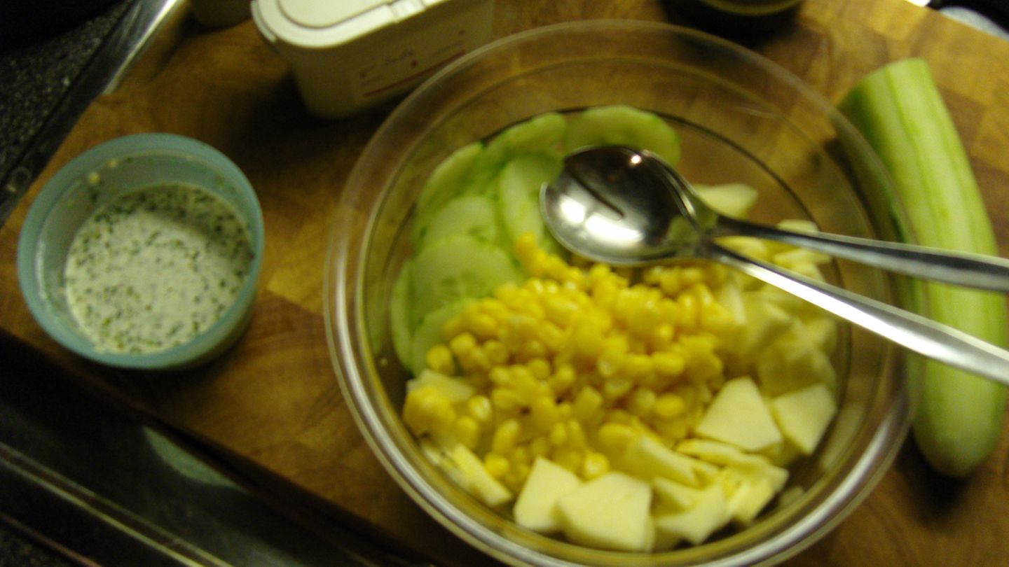 Apfel-Gurken-Maissalat Rezept - [ESSEN UND TRINKEN]