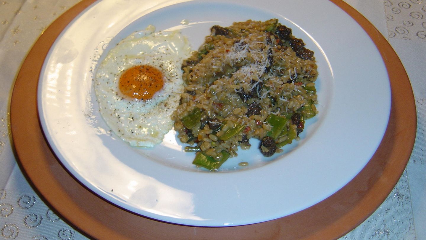 Risotto mit Morcheln, Zuckerschoten und Spiegelei Rezept - [ESSEN UND ... Risotto mit Morcheln, Zuckerschoten und Spiegelei Rezept - [ESSEN UND ...