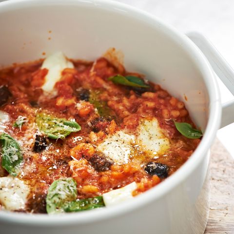Tomaten-Risotto mit Oliven und Basilikum
