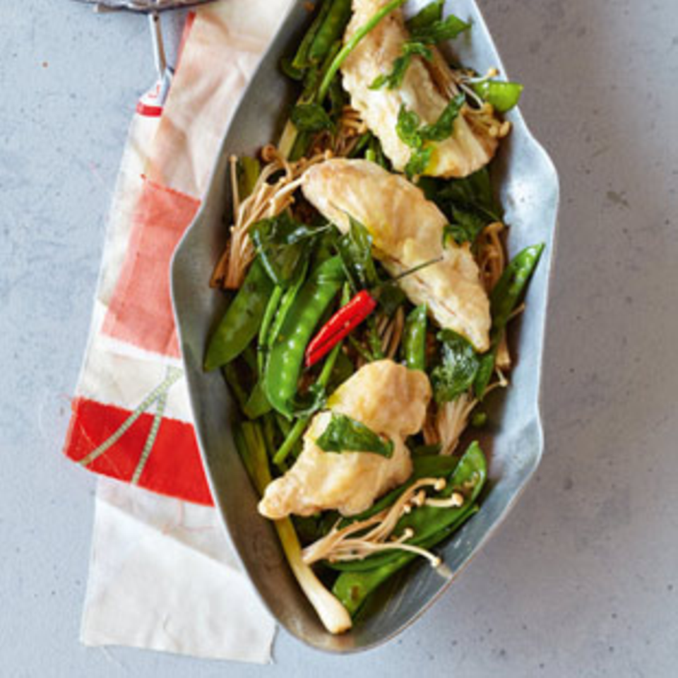 Thai-Backfisch mit Zuckerschoten und Pilzen