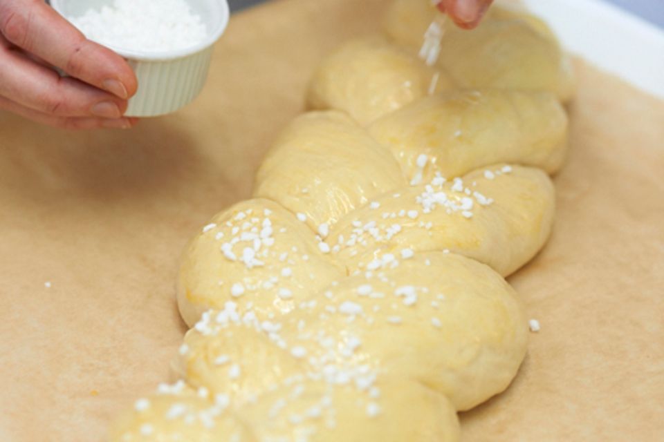 Hefezopf-Serviettenknödel mit Mango-Sorbet Hefezopf-Serviettenknödel mit Mango-Sorbet