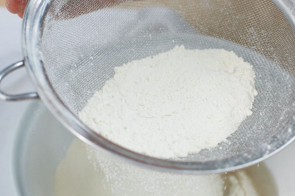 Pizza mit Mozzarella und Parmaschinken Pizza mit Mozzarella und Parmaschinken