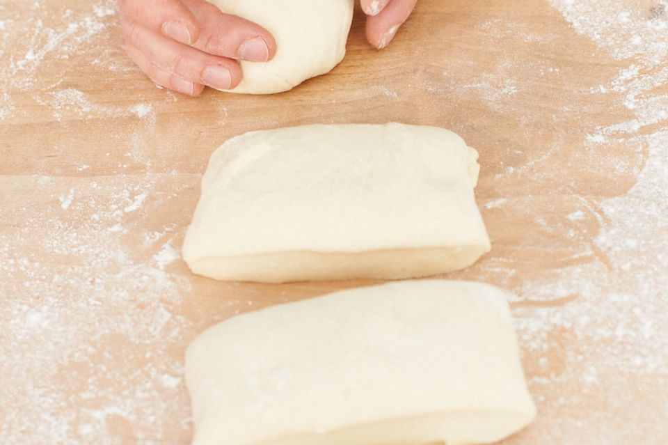 Pizza mit Mozzarella und Parmaschinken Pizza mit Mozzarella und Parmaschinken