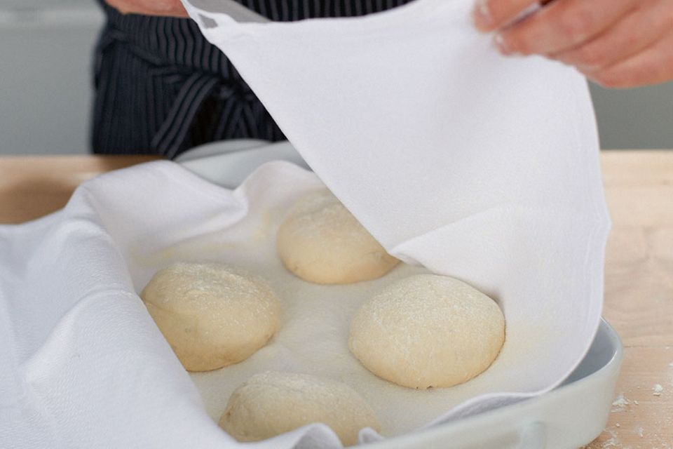 Pizza mit Mozzarella und Parmaschinken Pizza mit Mozzarella und Parmaschinken