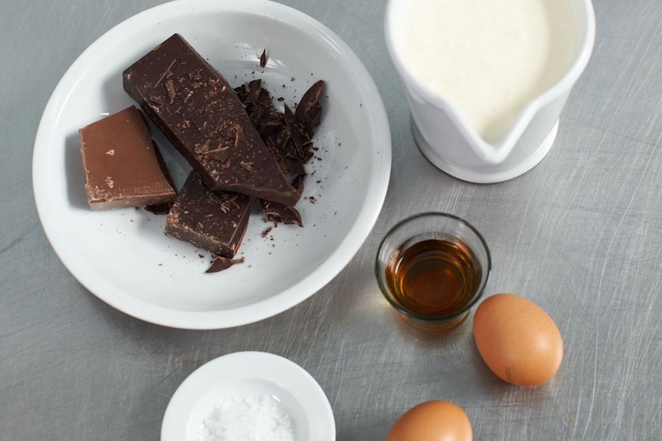 Dunkle Mousse mit Schokosauce und marinierter Mango Dunkle Mousse mit Schokosauce und marinierter Mango