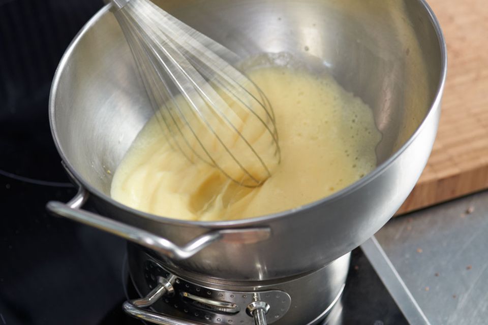 Dunkle Mousse mit Schokosauce und marinierter Mango Dunkle Mousse mit Schokosauce und marinierter Mango