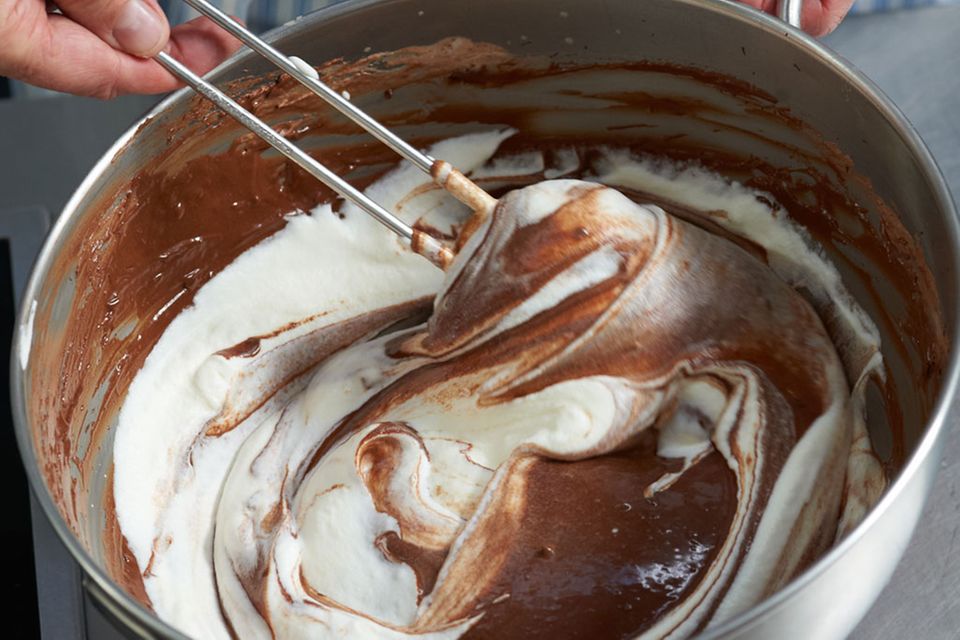 Dunkle Mousse mit Schokosauce und marinierter Mango Dunkle Mousse mit Schokosauce und marinierter Mango