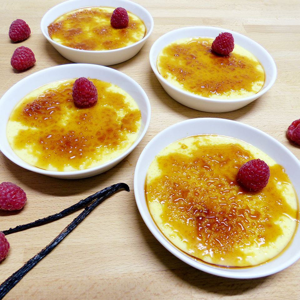 Crème brûlée mit Passionsfrucht und Himbeeren