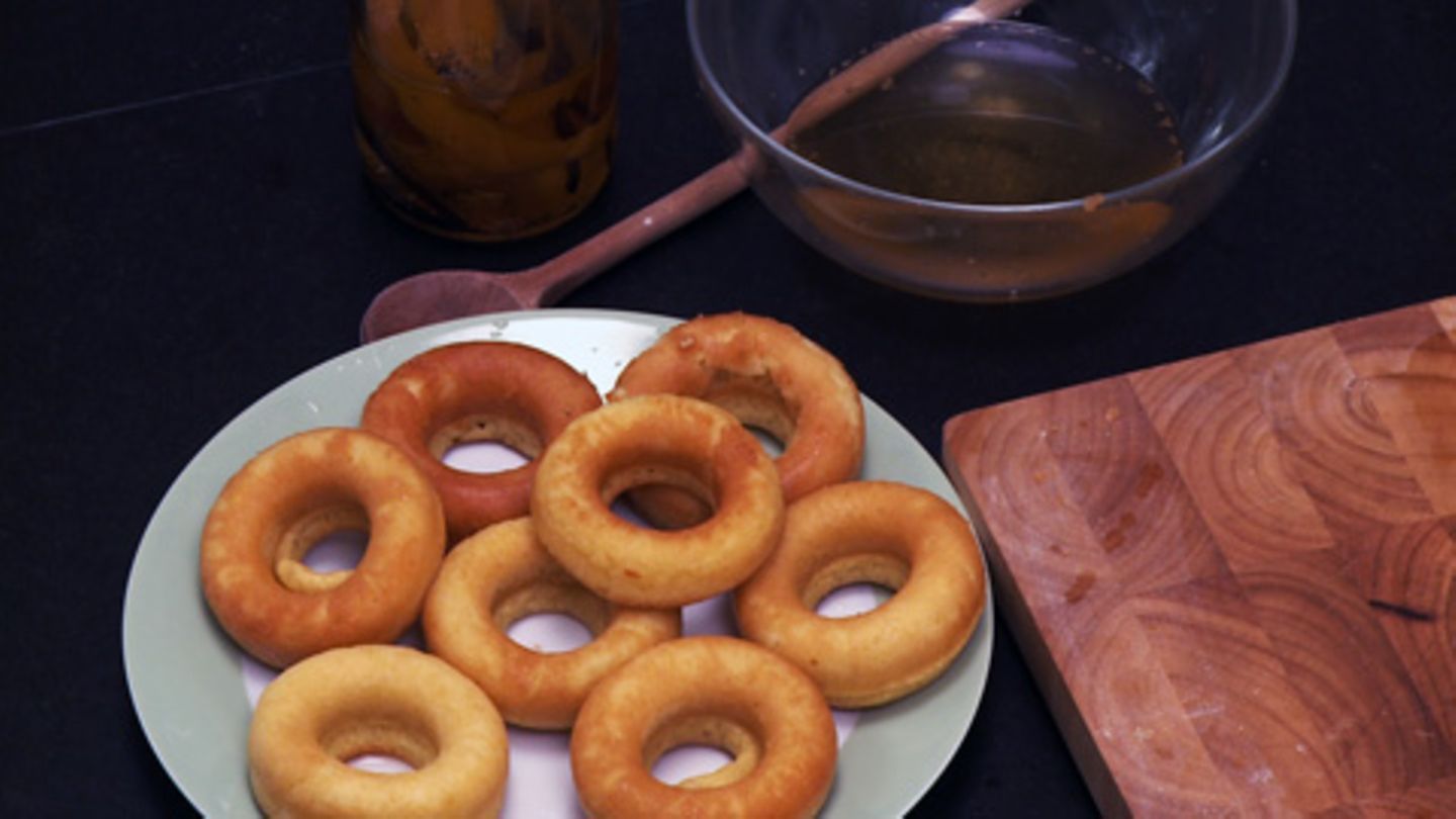 Gerührter Hefeteig Grundrezept für Savarins Rezept Rezept