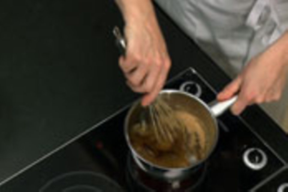 Honig und Zucker aufkochen
