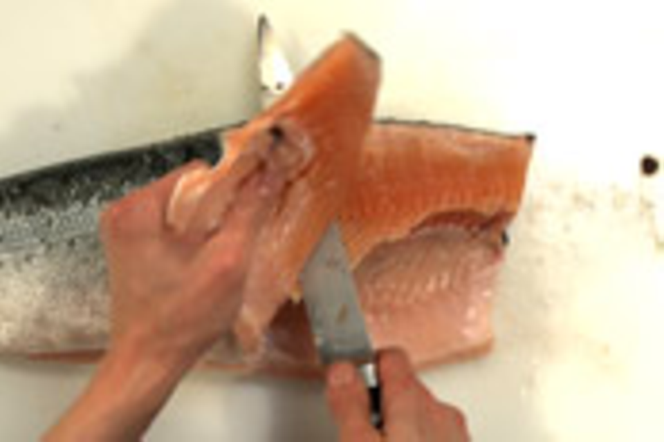 Obere Fischhälfte abschneiden