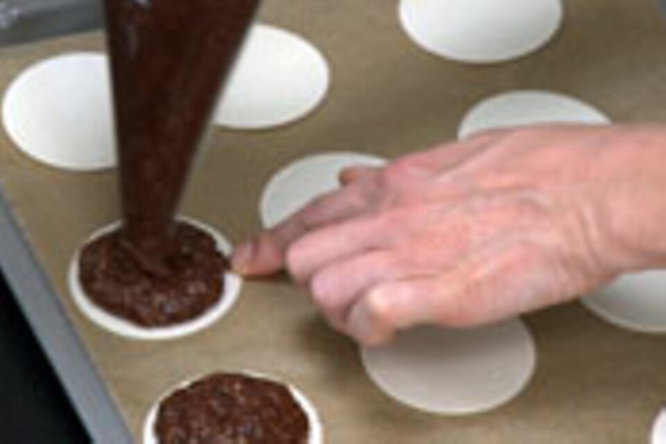 Elisenlebkuchen auf Oblaten oder direkt aufs Backpapier spritzen