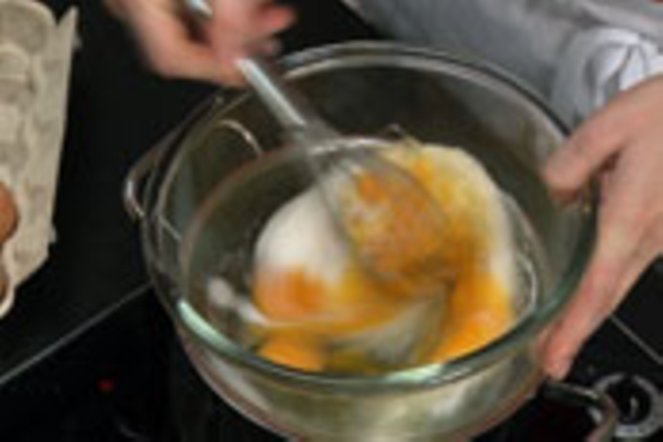 Eier, Zucker und Salz warm schlagen