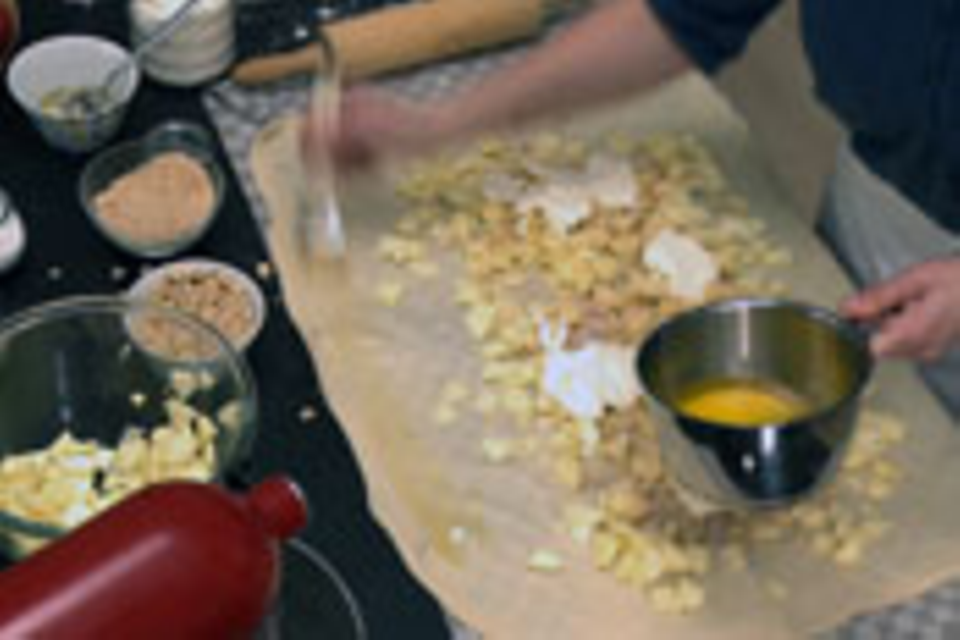 Teigränder mit Butter bestreichen