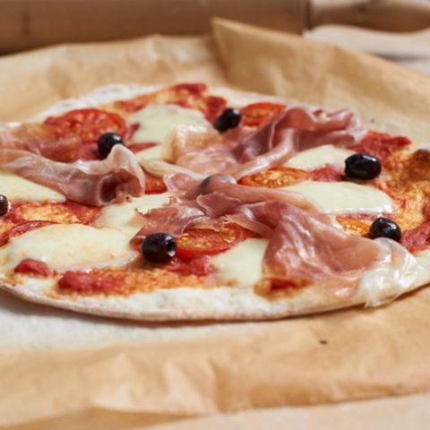 Pizza mit Mozzarella und Parmaschinken